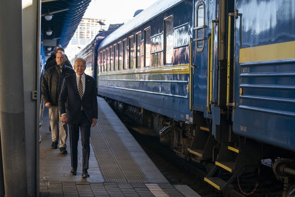Presiden AS Joe Biden berjalan di sisi platform kereta dalam kunjungan mendadak ke Kyiv untuk bertemu dengan Presiden Ukraina Volodymyr Zelenskyy, Senin (20/2/2023). 