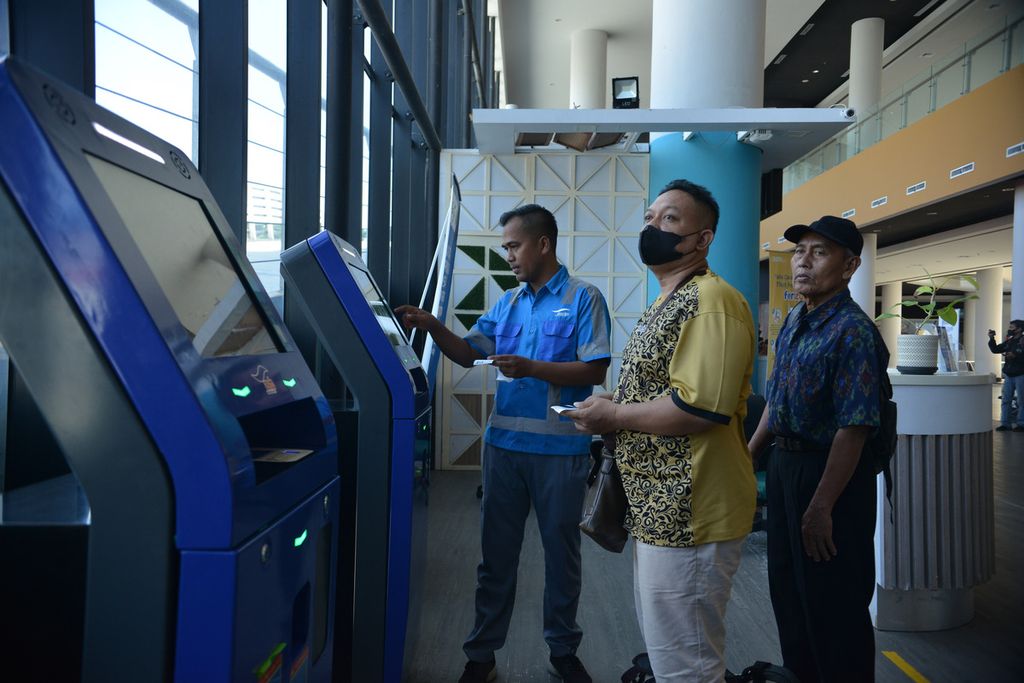 Calon penumpang mencetak tiket sebelum masuk ke dalam feri di Sosoro Mall, Pelabuhan Merak, Kota Cilegon, Banten, Jumat (7/4/2023). 