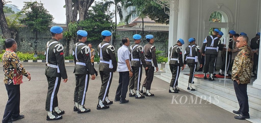 Personel Pasukan Pengamanan Presiden ikut mengantre untuk bersalaman dengan Wakil Presiden Ma’ruf Amin dan Nyonya Wury dalam halalbihalal di Istana Wapres, Jakarta, Rabu (17/4/2024).