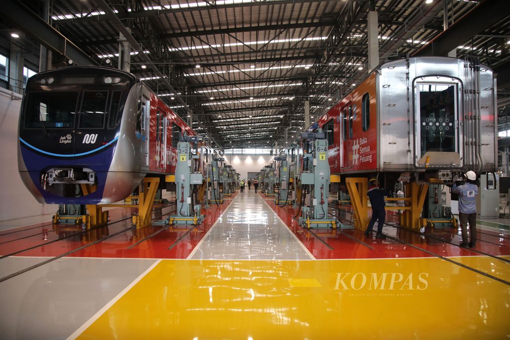 Perawatan menyeluruh atau <i>overhaul </i>rangkaian MRT Jakarta dikerjakan para teknisi di Depo MRT Lebak Bulus, Jakarta, Jumat (21/10/2022). 