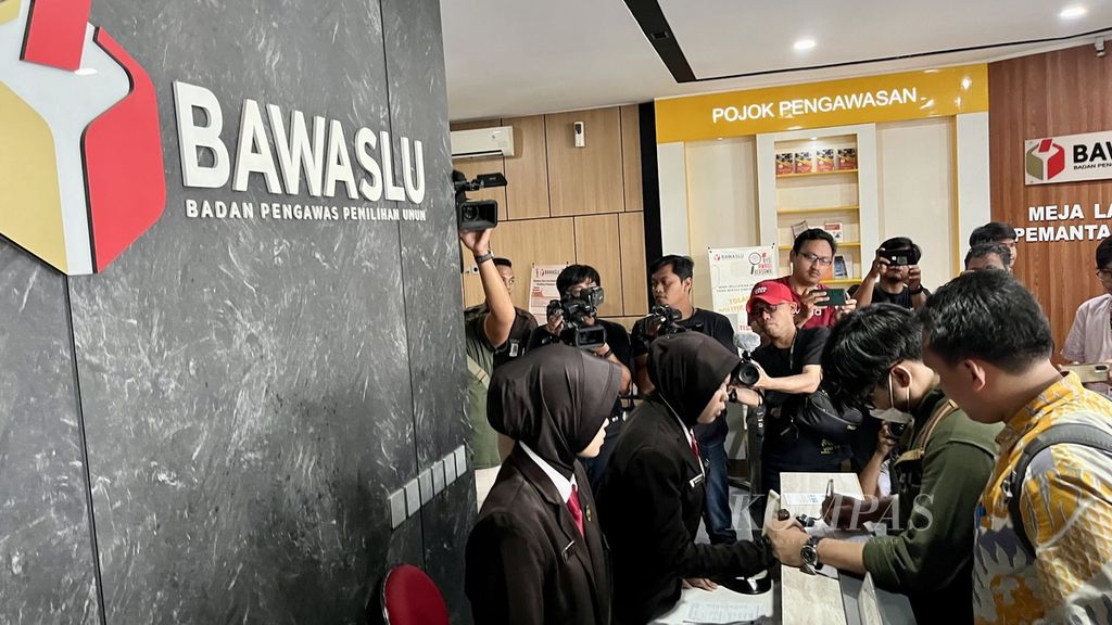 Sejumlah elemen masyarakat sipil mengisi buku tamu sebelum menyerahkan laporan dugaan pelanggaran yang dilakukan Kementerian Pertahanan di Kantor Badan Pengawas Pemilu, Jakarta, Selasa (23/1/2024). 