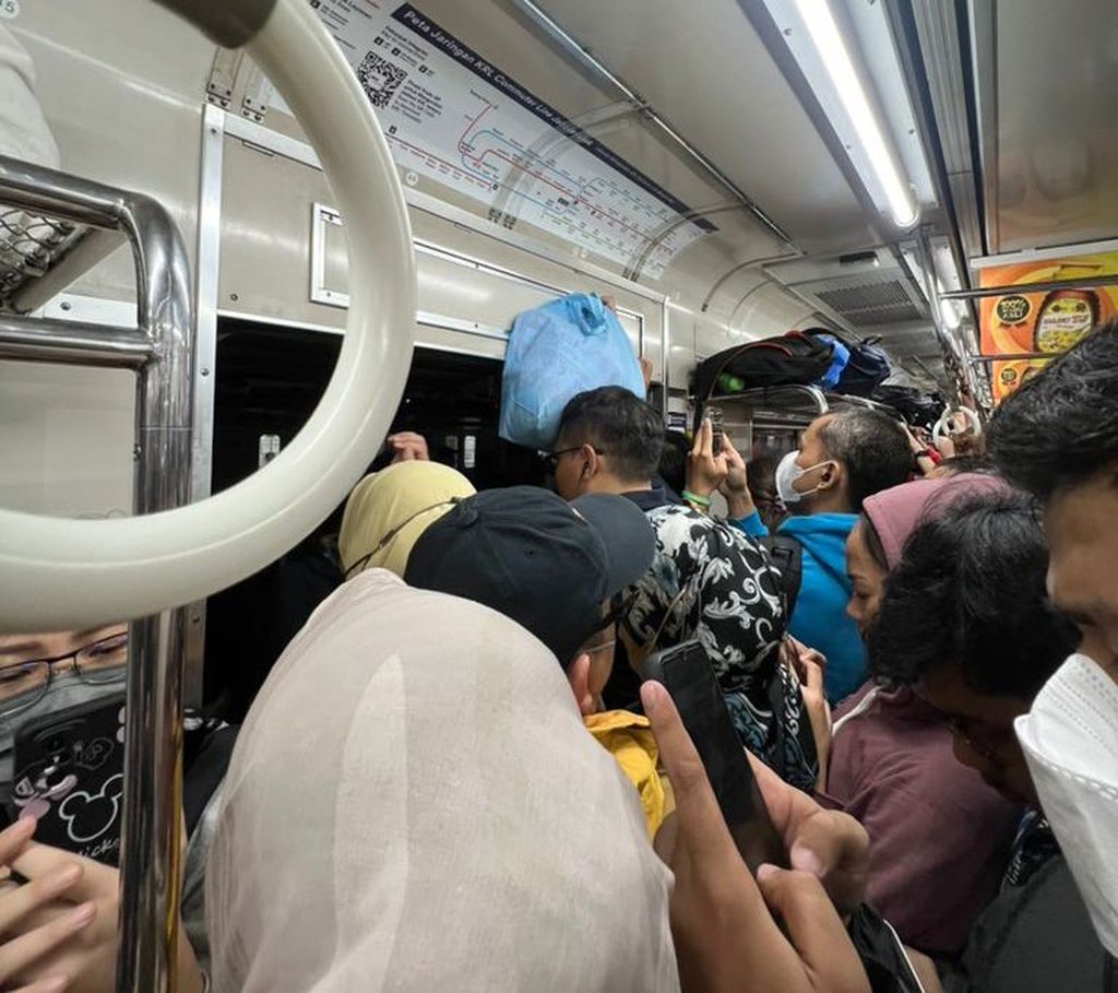 The <i>Commuter line </i>was blocked during the accumulation of passengers due to an incident where the <i>spring bed </i>wire got caught in the train tracks. on Tuesday (30/1/2024) evening.