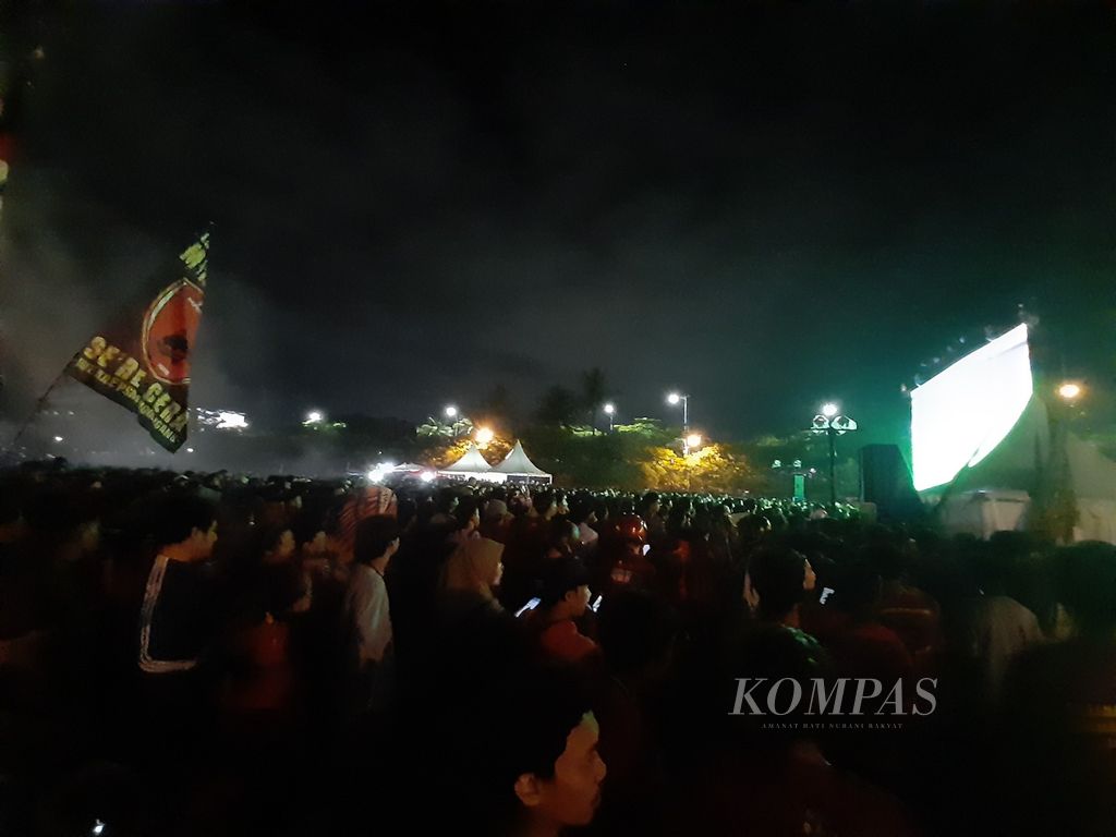 Suasana nonton bareng laga PSM Makassar melawan Madura United, di pelataran parkir Mal Phinisi Point, Makassar, Sulawesi Selatan, Jumat (31/3/2023) malam.