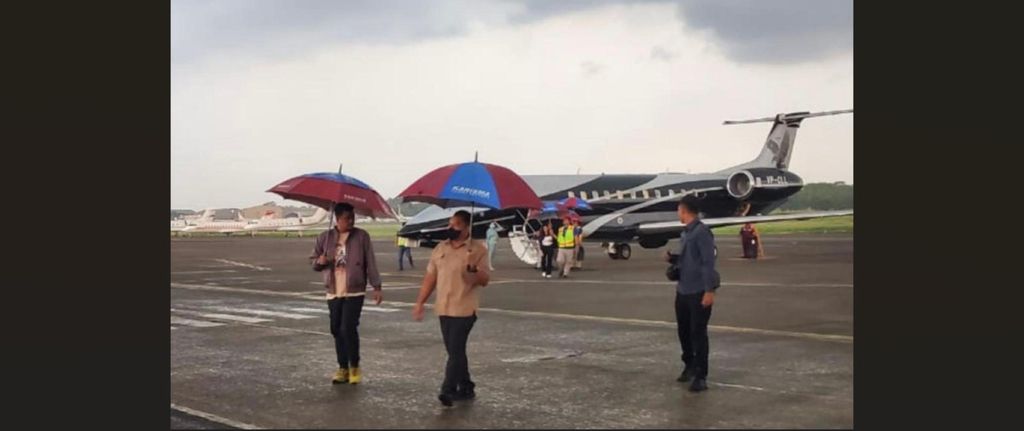 Foto Wali Kota Medan Bobby A Nasution saat turun dari pesawat jet pribadi dibagikan oleh akun @MurtadhaOne1. 