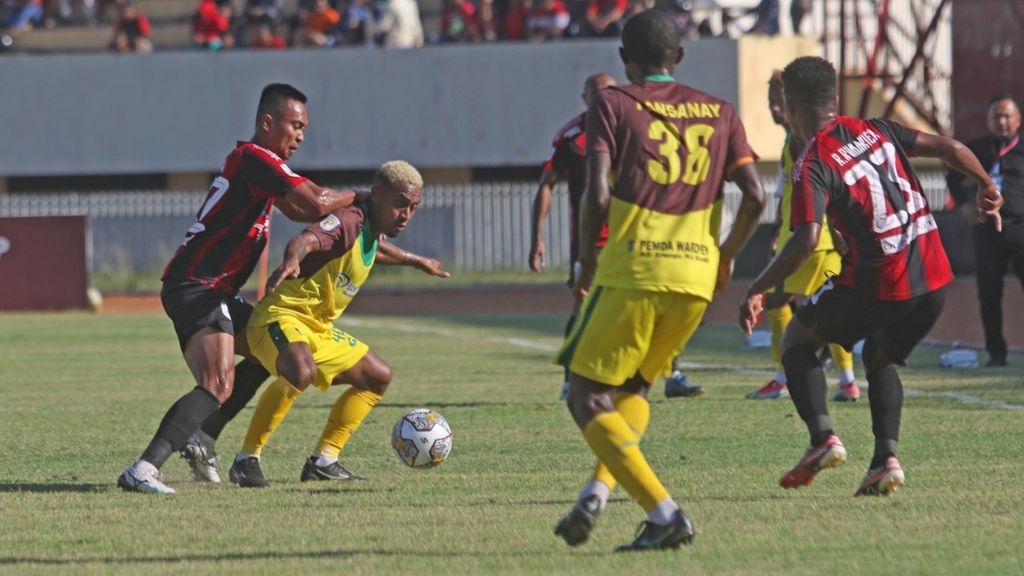 Laga antara Persewar Waropen dan Persipura Jayapura yang berlangsung ketat dalam lanjutan Liga 2 Wilayah Timur di Stadion Mandala Jayapura, Papua, Sabtu (1/10/2022).