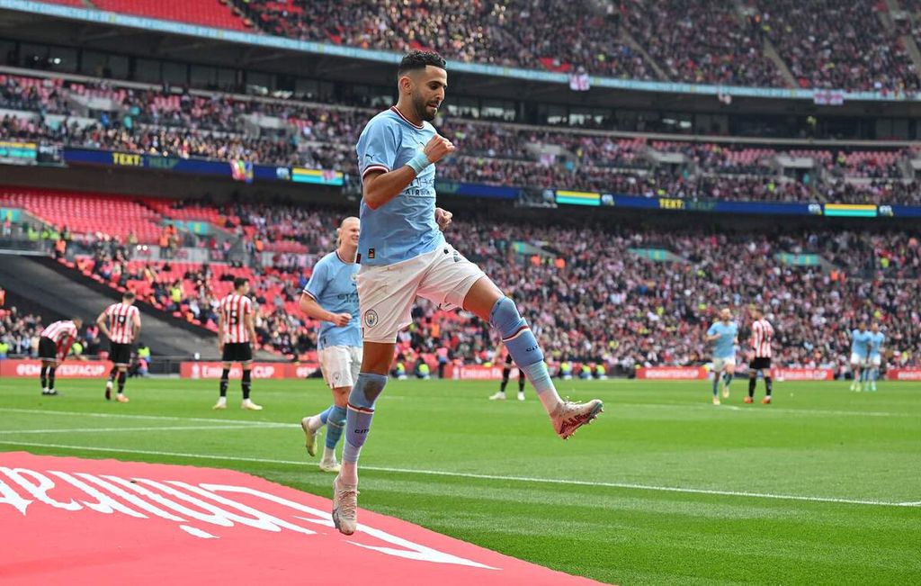 Penyerang Manchester City, Riyad Mahrez, merayakan gol keduanya ke gawang Sheffield United pada ajang semifinal Piala FA di Stadion Wembley, London, Inggris, Sabtu (22/4/2023). Mahrez dikabarkan segera pindah ke Liga Saudi. 