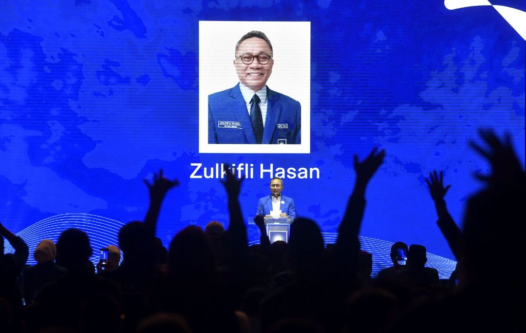 Ketua Umum PAN Zulkifli Hasan menyampaikan pidato politik dalam Rakernas PAN di Istora Senayan, Jakarta, Sabtu (27/8/2022). 