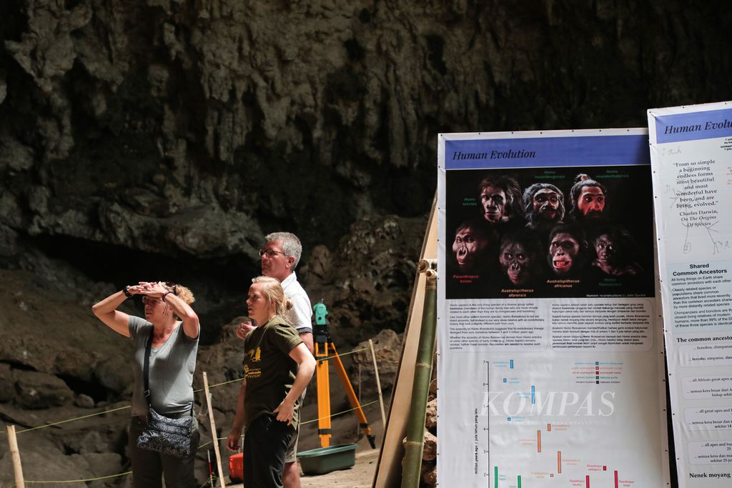 Wisatawan mancanegara menyaksikan dan mendapatkan penjelasan dari arkeolog terkait kegiatan ekskavasi di Kabupaten Manggarai, Nusa Tenggara Timur, Agustus 2019.