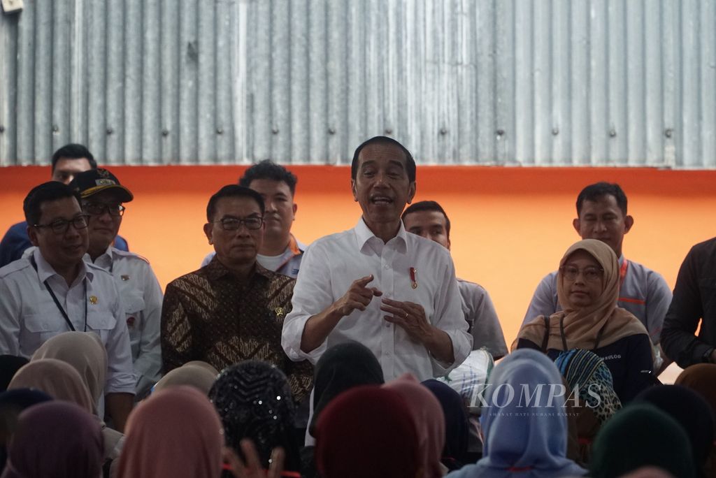Presiden Joko Widodo berbicara di depan warga di sela-sela penyerahan bantuan beras kepada 500 keluarga di Gudang Bulog Sumatera Barat (Sumbar), Kota Padang, Sumbar, Rabu (25/10/2023). Dalam kesempatan itu, Presiden juga menjanjikan bantuan langsung tunai (BLT) antisipasi El Nino sebesar Rp 400.000 untuk dua bulan, November-Desember.