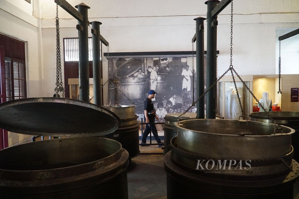 Wisatawan berkunjung di Museum Gudang Ransum, Sawahlunto, Sumatera Barat, yang digunakan untuk memasak nasi ataupun sayuran bagi pekerja tambang batubara Ombilin, Sawahlunto, sejak 1918, Rabu (22/6/2022). 