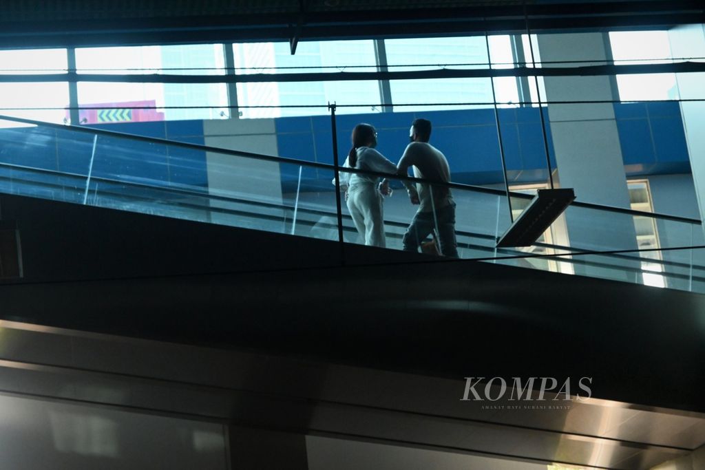 Warga menggunakan eskalator untuk naik ke lantai satu Stasiun BNI City, Jakarta Pusat, pada Selasa (2/8/2022) siang.
