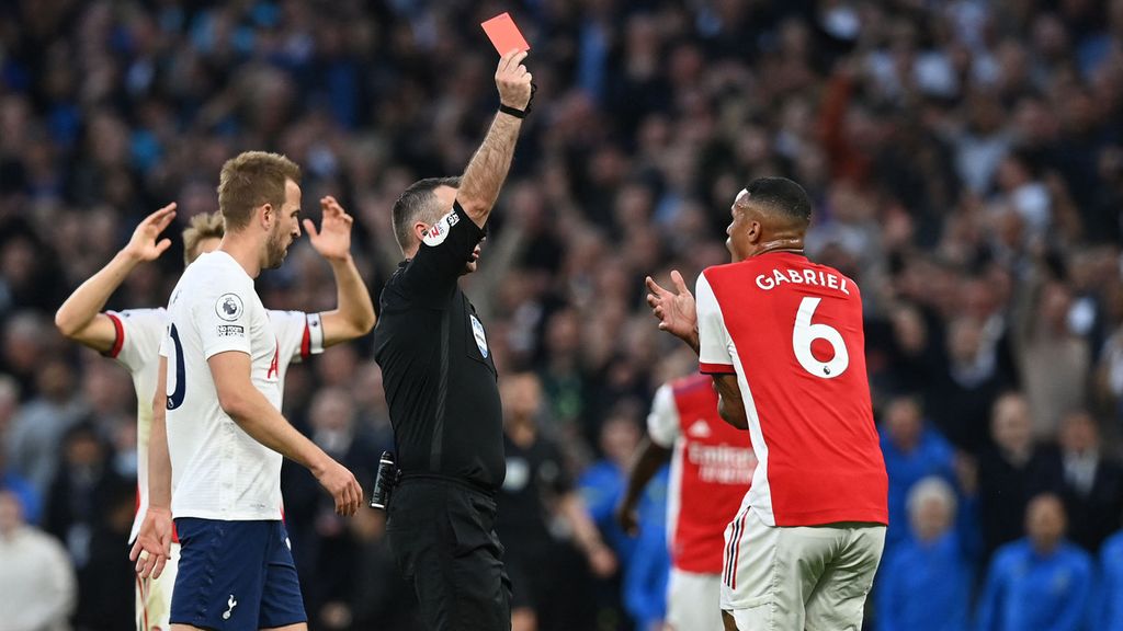 Pemain Arsenal, Gabriel (kanan) memrotes wasit Paul Tierney yang mengeluarkan kartu merah untuk pemain Arsenal lainnya Rob Holding (tidak terlihat) saat pertandingan Liga Inggris melawan Tottenham Hotspur di Stadion Tottenham Hotspur, London, Jumat (13/5/2022) dini hari WIB. Hotspur menang dengan skor 3-0.