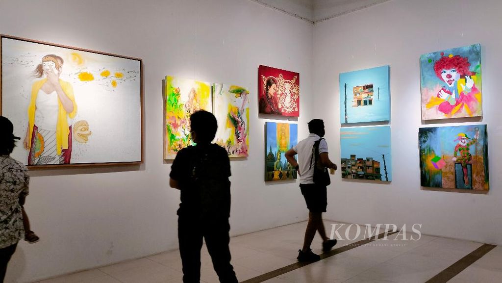 Sejumlah pengunjung melihat-lihat karya lukisan yang dipamerkan dalam Borobudur International Art Fest di Limanjawi Art House di Kecamatan Borobudur, Kabupaten Magelang, Jawa Tengah, Sabtu (23/9/2023). Pameran ini menampilkan karya dari 24 seniman dari sembilan negara.