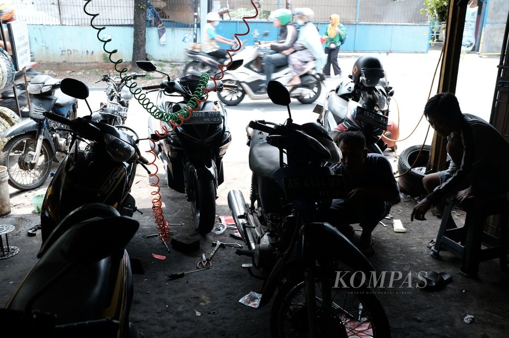 Antrean reparasi sepeda motor di bilangan Kembangan, Jakarta Barat, Senin (17/10/2022).