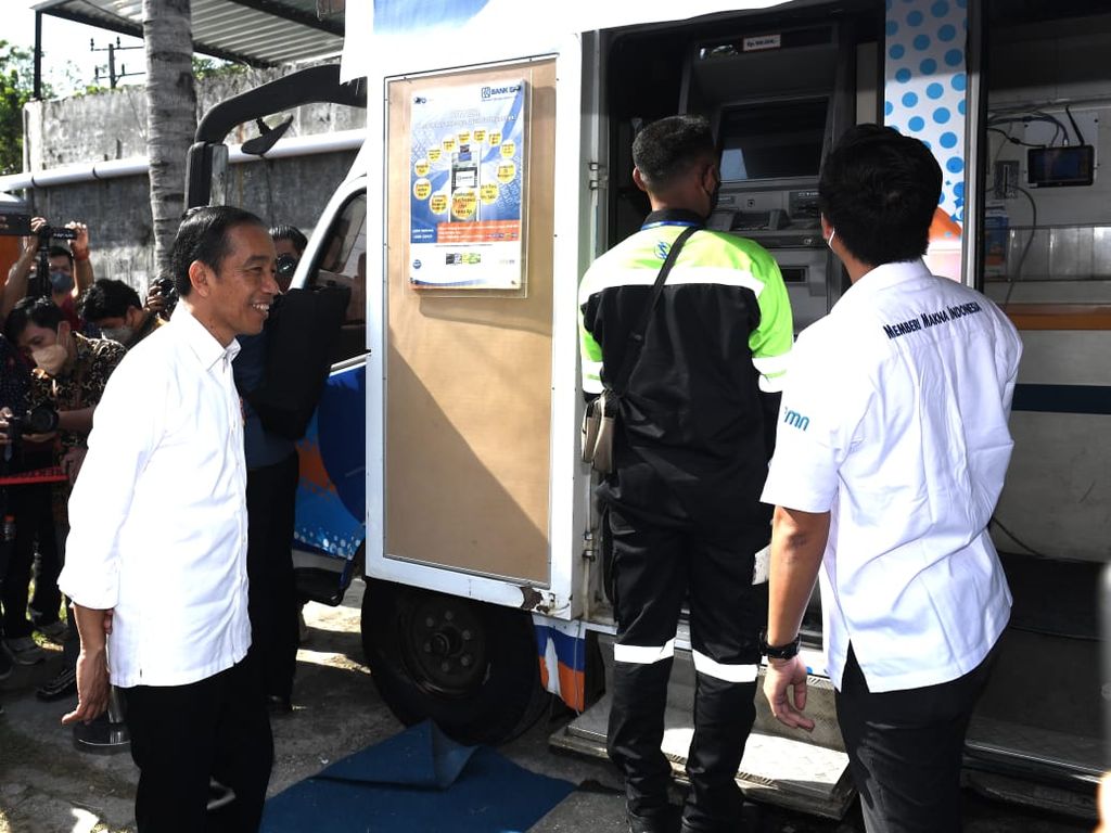 Presiden Joko Widodo memantau warga menarik bantuan subsidi upah yang dikirimkan ke rekeningnya di Kota Baubau, Provinsi Sulawesi Tenggara, Selasa (27/9/2022).