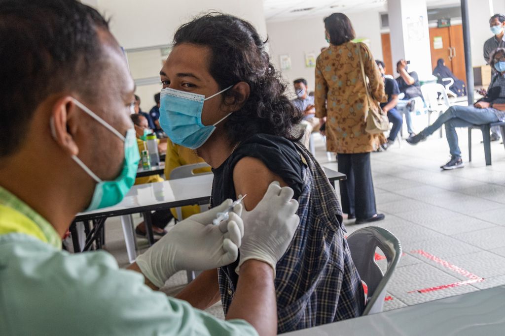 Seorang warga mendapatkan suntikan vaksin anti-Covid-19 merek AstraZeneca di Rumah Sakit Budi Kemuliaan, Batam, Kepulauan Riau, Senin (29/3/2021).
