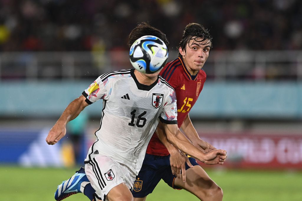 Pesepak bola tim Jepang, Aren Inoue (kiri), berebut bola dengan pesepak bola tim Spanyol, Andres Cuenca (kanan), pada pertandingan babak 16 besar Piala Dunia U-17 2023 di Stadion Manahan, Surakarta, Jawa Tengah, Senin (20/11/2023). Spanyol menang atas Jepang dengan skor 2-1.