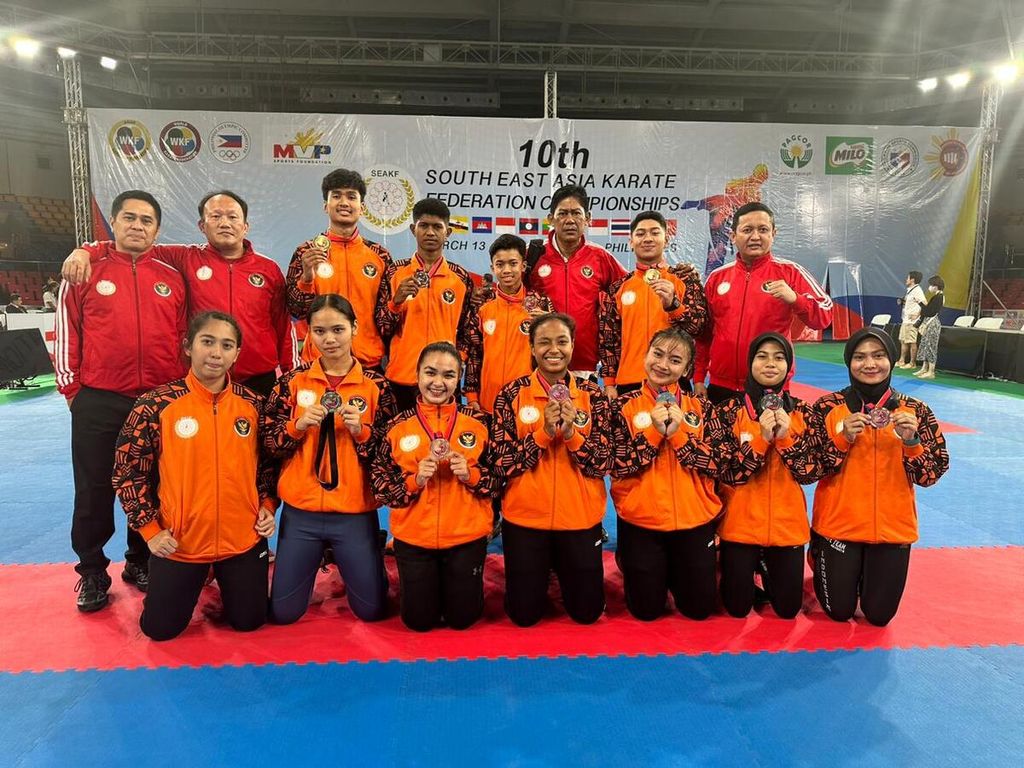 Beberapa atlet karate Indonesia setelah mendapatkan medali pada Kejuaraan Federasi Karate Asia Tenggara atau SEAKF ke-10 di Manila, Filipina, Jumat (17/3/2023). 