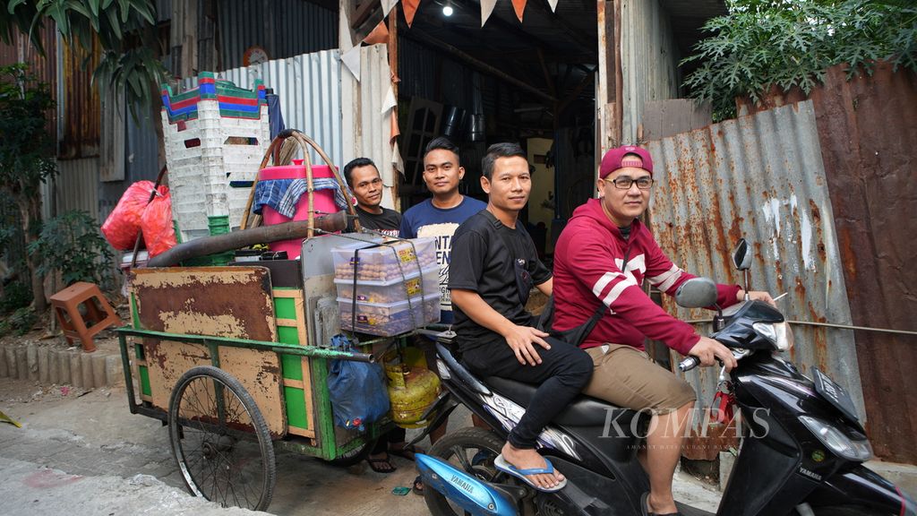 Yoyo, Budi, Bogel, dan Ndey (dari kiri ke kanan) berpose membawa gulai tikungan alias gultik menggunakan gerobak yang ditarik sepeda motor dari rumah kontrakan Agus Budi Gultik (ABG) di Kelurahan Kebayoran Lama Selatan, Jakarta Selatan, Jumat (3/11/2023). ABG adalah generasi ketiga yang mewarisi tradisi kuliner gulai dari bapak Agus asal Sukoharjo, Jawa Tengah. ABG menjual gulai di kawasan Blok M. Sebanyak 700-900 porsi gultik terjual pada Sabtu dan Minggu malam. 