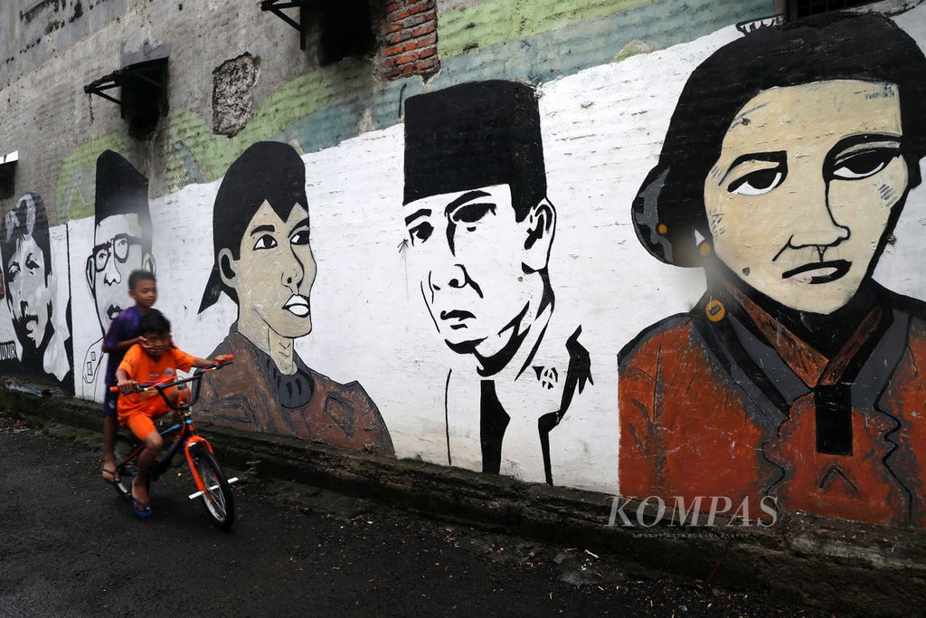 Mural pejuang hak asasi manusia Munir Said Thalib berjajar di antara tokoh-tokoh bangsa, seperti Hatta, Soekarno, Jenderal Sudirman, dan Kartini, di tembok bangunan di Kecamatan Serpong Utara, Tangerang Selatan, Jumat (20/3/2020). 