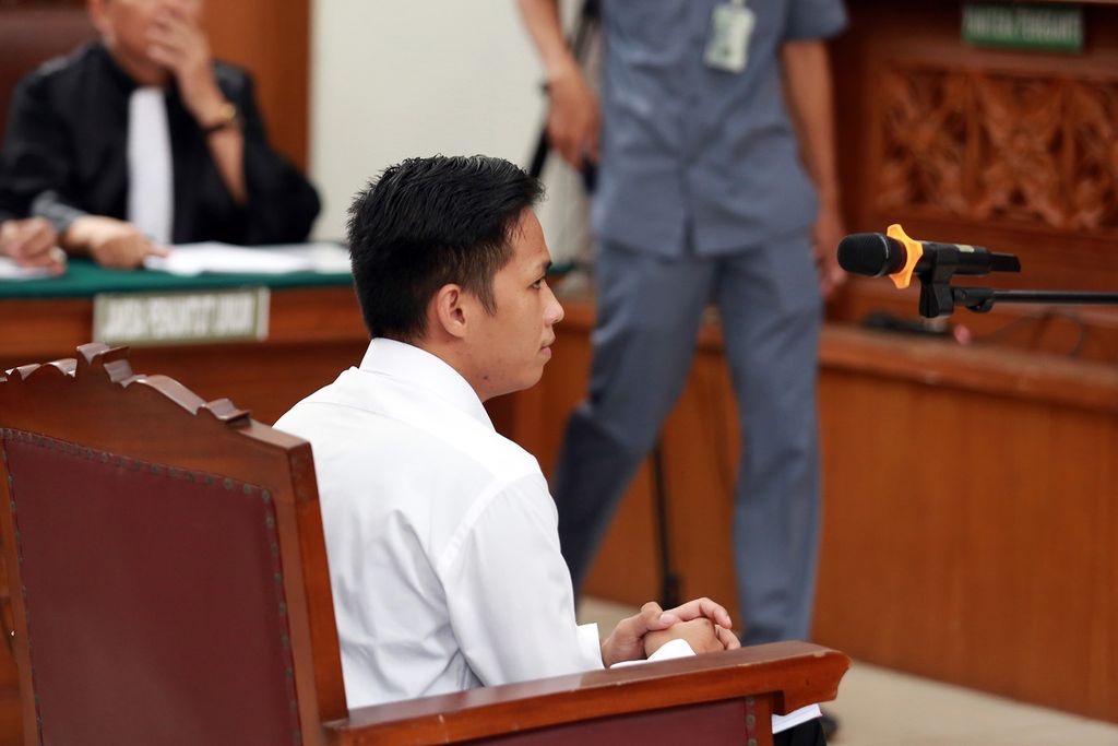 Terdakwa kasus pembunuhan Brigadir J (Nofriansyah Yosua Hutabarat), Richard Eliezer, tengah menjalani sidang pertama di Pengadilan Negeri Jakarta Selatan, Selasa (18/10/2022). 