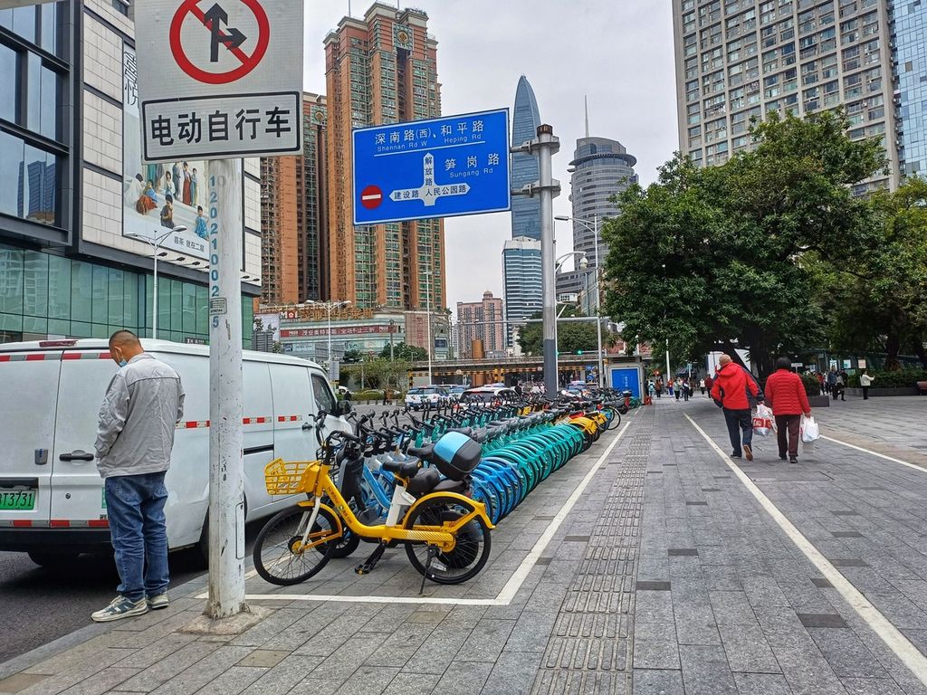 Suasana tempat parkir sepeda dan sepeda motor listrik di salah satu pusat perbelanjaan di Shenzhen, China, Kamis (21/12/2023).