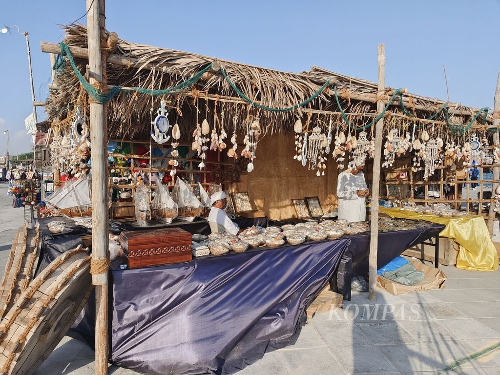 Pedagang yang tengah berjaga di kiosnya yang menjual hiasan terbuat dari kerang laut di Pantai Katara, Doha, Qatar, Selasa (6/12/2022). Katara juga masih memiliki pantai yang dipenuhi aktivitas nelayan khas Timur Tengah.