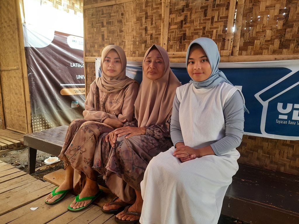 Ratna Sari Dewi (23) dan Airatna (58), warga yang masih bertahan di hunian sementara di Kedung Girang, Sukamanah, Kabupaten Cianjur, Sabtu (22/4/2023). Menantu Airatna (paling kanan), Riska Maulidiya (24) merupakan pemudik yang datang dari Bekasi, Jawa Barat.