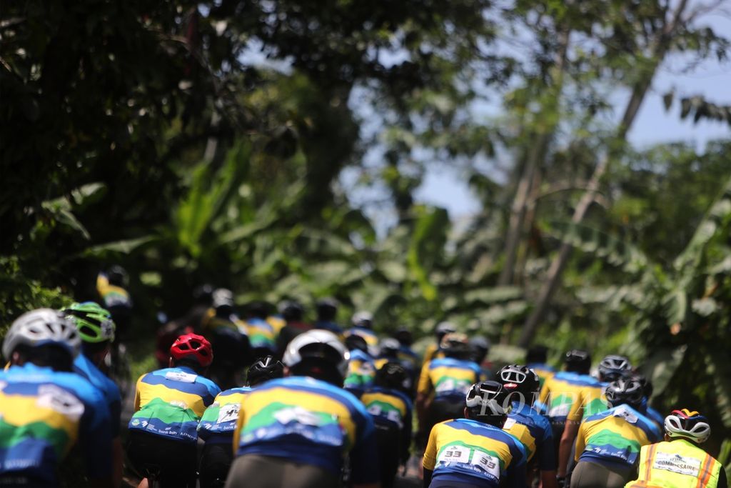 Peserta balap sepeda Cycling de Jabar 2022 menaklukkan tanjakan untuk menyelesaikan etape 1 sejauh 150 kilometer, Sabtu (27/8/2022). Etape 1 ini dimulai dari Pantai Palangpang, Kawasan Geopark Ciletuh, Kecamatan Ciemas, Kabupaten Sukabumi, Jawa Barat, dan finis di Karang Potong, Cianjur.