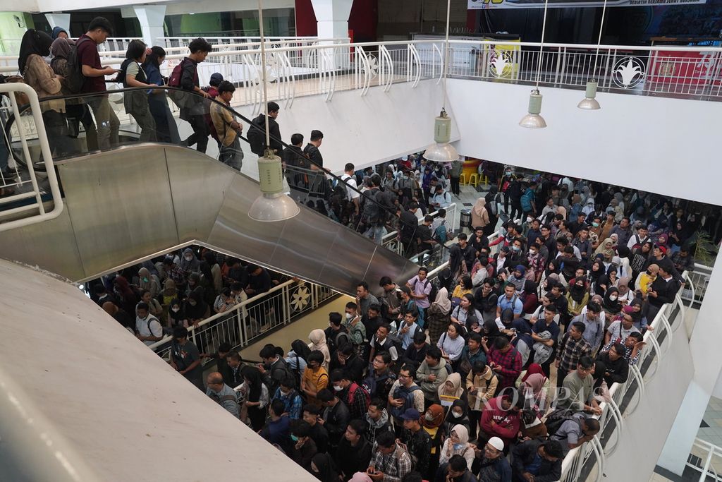 Job seekers queue to enter the job vacancy exhibition at Grand Mall Bekasi, Bekasi City, West Java, Monday (4/3/2024).