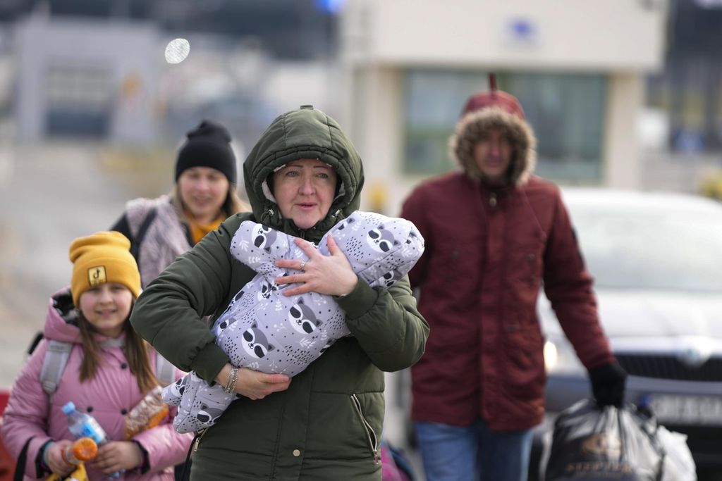 Satu keluarga tiba di perbatasan di Medyka, Polandia, Rabu (2/3/2022), setelah melarikan diri dari Ukraina. Badan pengungsi PBB mengatakan Selasa (1/3/2022), bahwa sekitar 660.000 orang telah meninggalkan Ukraina dan masuk ke negara-negara tetangga sejak invasi Rusia dimulai.