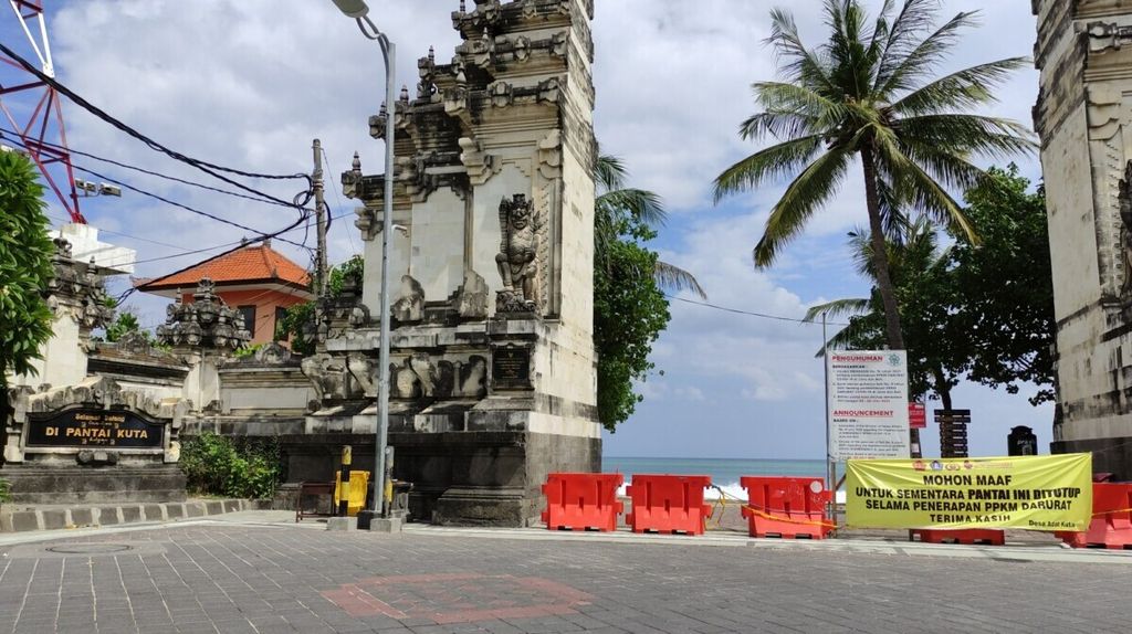 Sektor pariwisata di Bali menyepi akibat dampak pandemi Covid-19. Suasana di sekitar Pantai Kuta, Badung, Bali, Kamis (29/7/2021). Akses ke pantai ditutup terkait pemberlakuan pembatasan kegiatan masyarakat (PPKM).