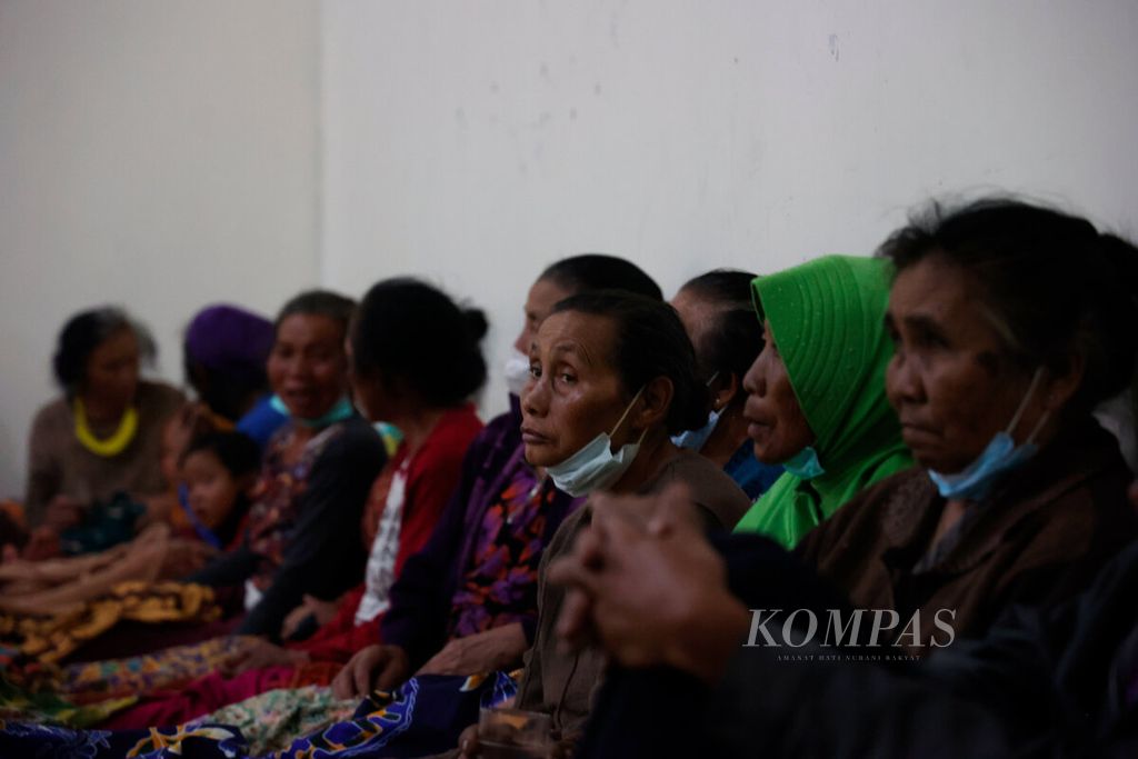 Warga mengungsi ke tempat aman setelah sejak siang dilakukan evakuasi karena lereng Gunung Merbabu yang terbakar di Desa Batur, Kecamatan Getasan, Kabupaten Semarang, Jawa Tengah, Sabtu (28/10/2023). 