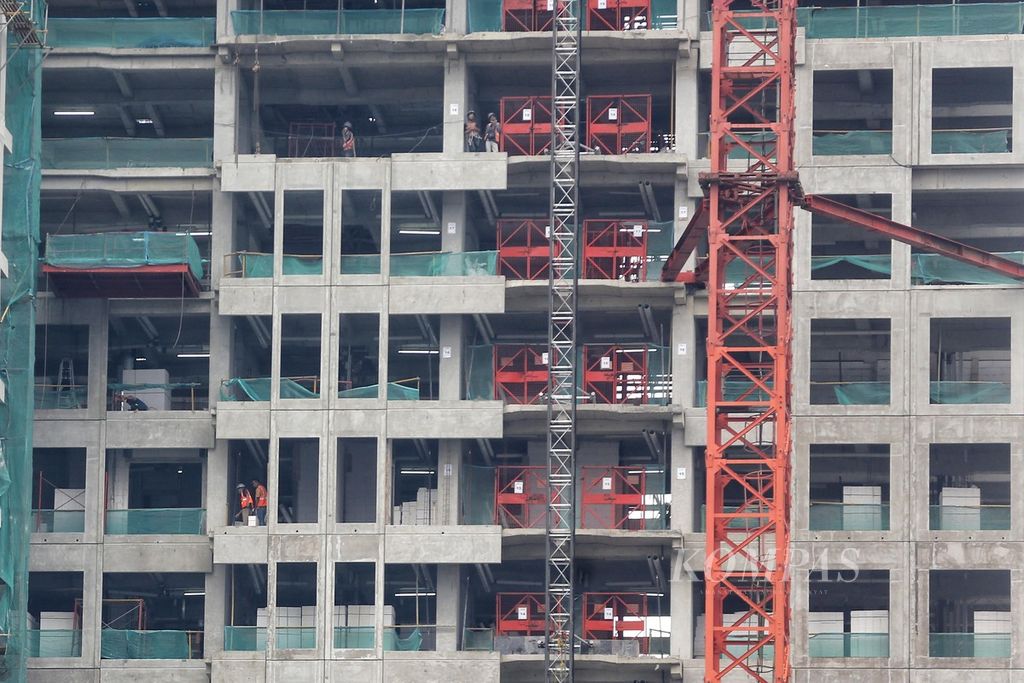 Pekerja menyelesaikan pembangunan apartemen di kawasan Setiabudi, Jaakerta Selatan, Kamis (22/12/2022). 
