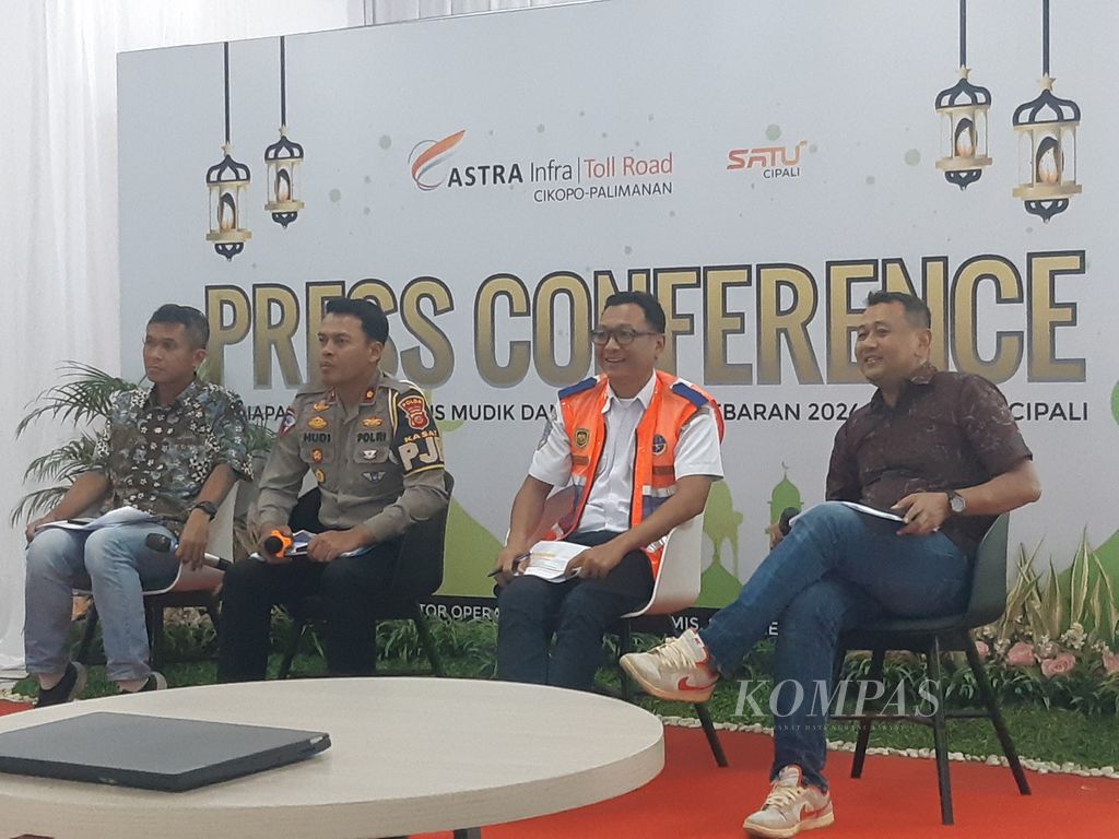 Suasana konferensi pers di Kantor Astra Tol Cikopo-Palimanan (Cipali) di Kabupaten Subang, Jawa Barat, Kamis (21/3/2024). Sekitar 2,1 juta kendaraan diprediksi akan melintasi Jalan Tol Cipali pada masa mudik Lebaran tahun ini.