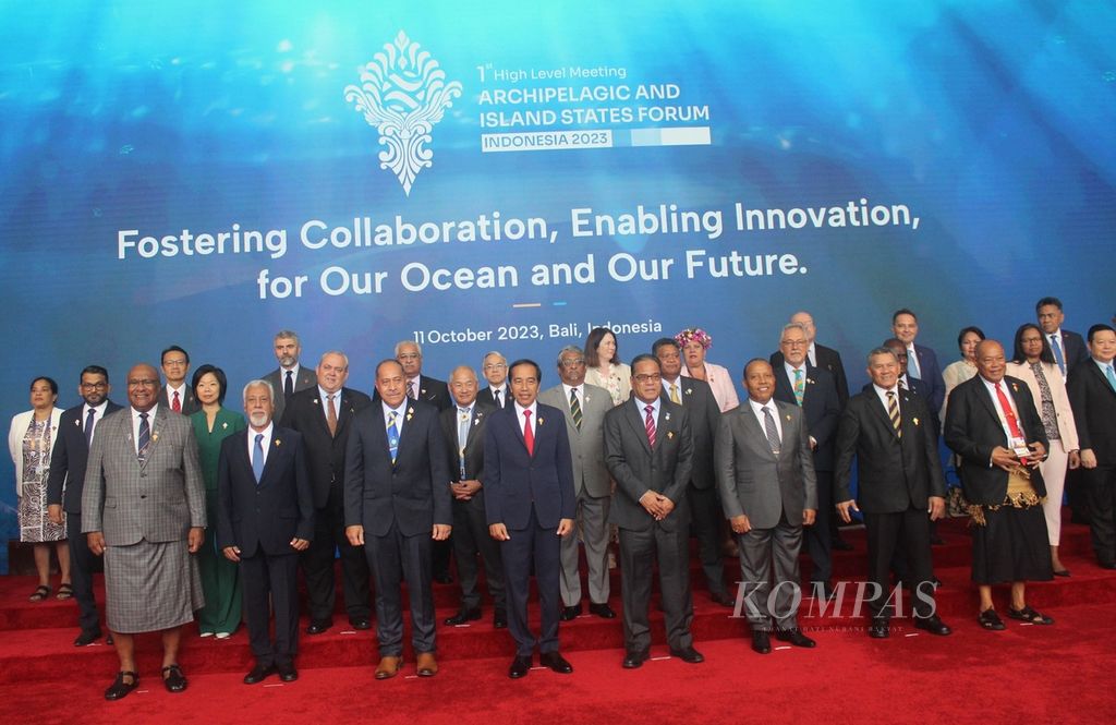 Indonesia is hosting the Archipelagic and Island States (AIS) High-Level Conference in 2023, which was opened by President Joko Widodo on Wednesday (11/10/2023). President Joko Widodo, along with the delegation leaders of the AIS Forum, posed for a photo before the opening ceremony of the AIS Forum in Nusa Dua, Badung, on Wednesday (11/10/2023).