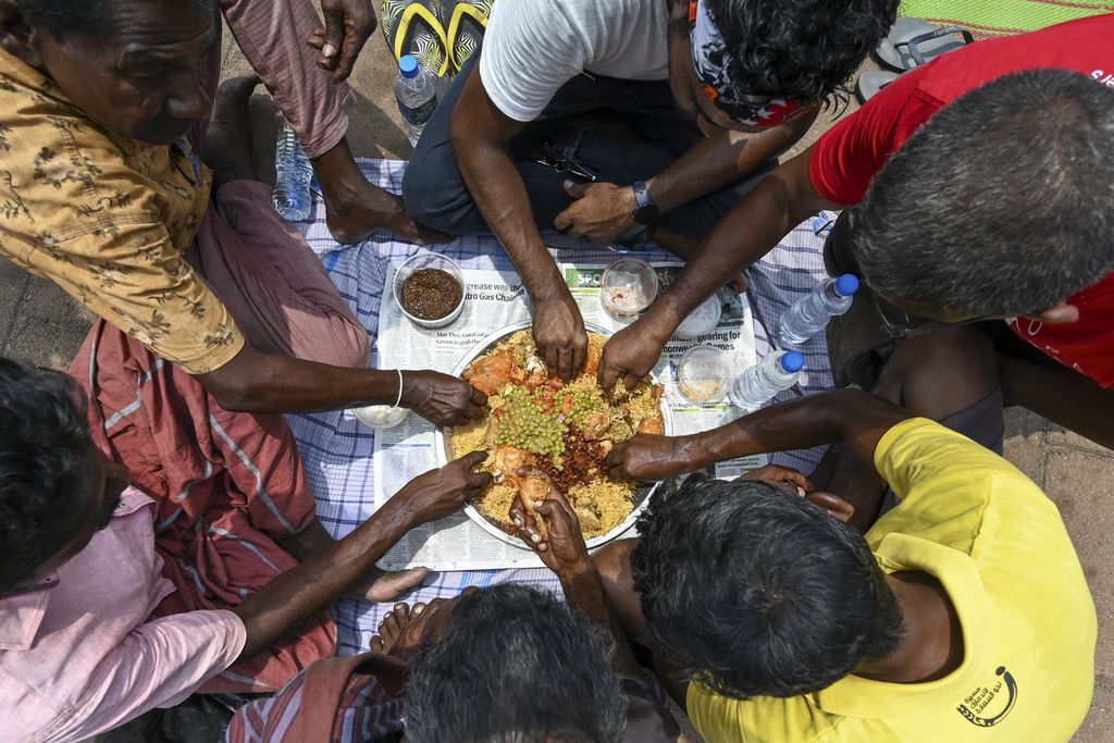 Sejumlah warga makan bersama di tengah perayaan Idul Fitri di depan kantor Presiden Gotabaya Rajapaksa di Colombo, Sri Lanka pada 3 Mei 2022. Warga Sri Lanka menuntut mundur Rajapaksa sebagai pertanggung jawaban sang presiden atas kodisi krisis ekonomi di negara itu. 