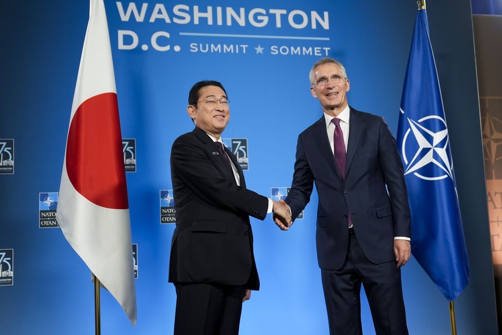 Perdana Menteri Jepang Fumio Kishida (kiri) bertemu dengan Sekretaris Jenderal NATO Jens Stoltenberg, Kamis (11/7/2024), saat KTT NATO di Washington DC, Amerika Serikat. 