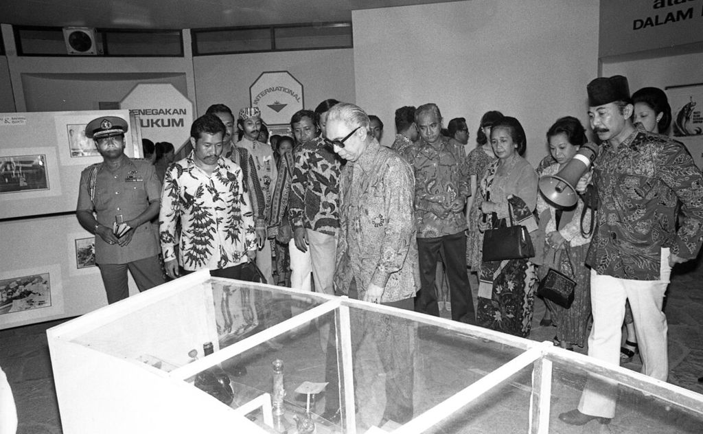 Wakil Presiden Adam Malik meninjau beberapa stan di Jakarta Fair ke-XI, Sabtu (10/6/1978). 