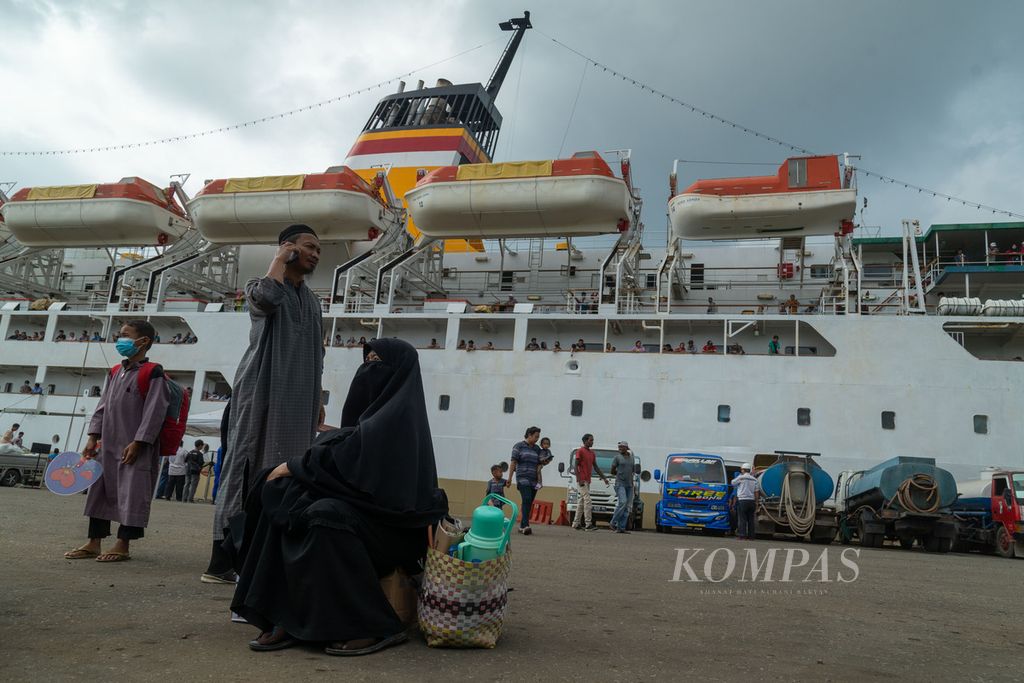 Pemudik asal Jakarta menunggu angkutan setelah turun dari Kapal Motor Penumpang Dorolonda di Pelabuhan Batu Ampar, Batam, Kepulauan Riau, Selasa (18/4/2023). Ada 643 penumpang dari Jakarta yang turun di Batam.