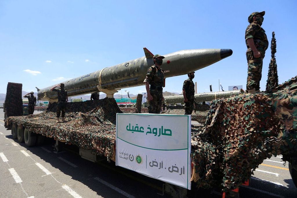 Prajurit Angkatan Bersenjata Houthi berjaga di sekeliling kendaraan militer berat yang mengangkut sebuah rudal saat parade di Sana'a, ibu kota Yaman, 21 September 2023. 