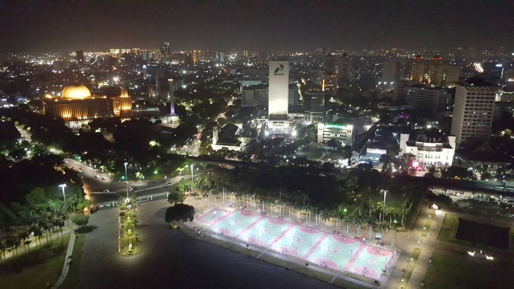 Pemandangan gemerlap lampu kota dari puncak pelataran Monas, Jakarta Pusat.