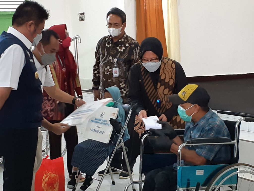 Menteri Sosial Tri Rismaharini memberikan bantuan kepada kaum difabel di Balai Rehabilitasi Sosial Penyandang Disabilitas Fisik Budi Perkasa Palembang, Sumatera Selatan, Selasa (11/5/2021).