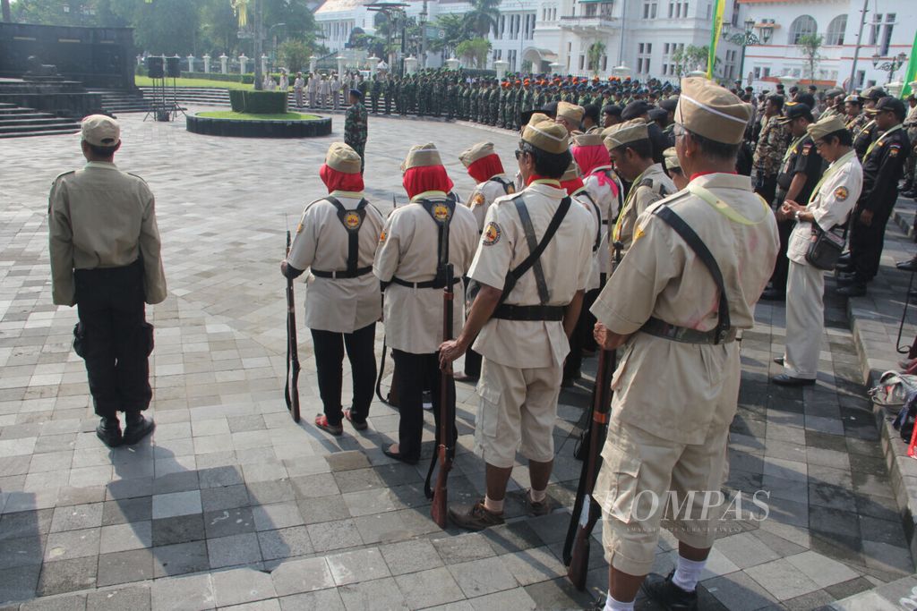 Sejumlah elemen masyarakat bersama perwakilan TNI, Polri, dan lembaga pemerintah mengikuti upacara peringatan Serangan Umum 1 Maret 1949, Jumat (1/3/2019), di halaman Monumem Serangan Umum 1 Maret 1949, Yogyakarta.