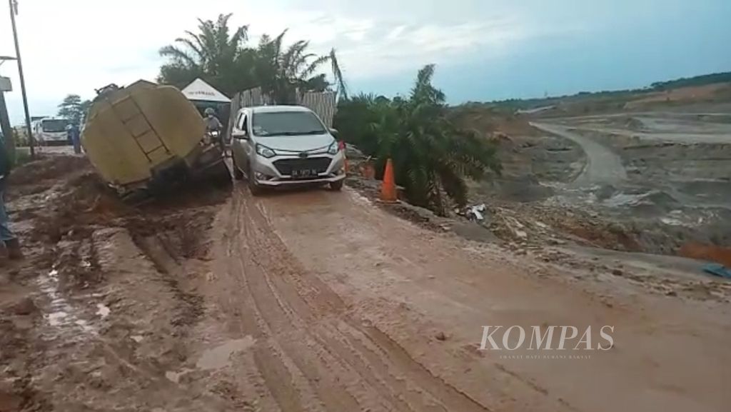 Tangkapan layar video kiriman warga saat kendaraan melintasi jalan nasional Trans-Kalimantan Kilometer 171 di Kecamatan Satui, Kabupaten Tanah Bumbu, Kalsel, Senin (10/10/2022). 