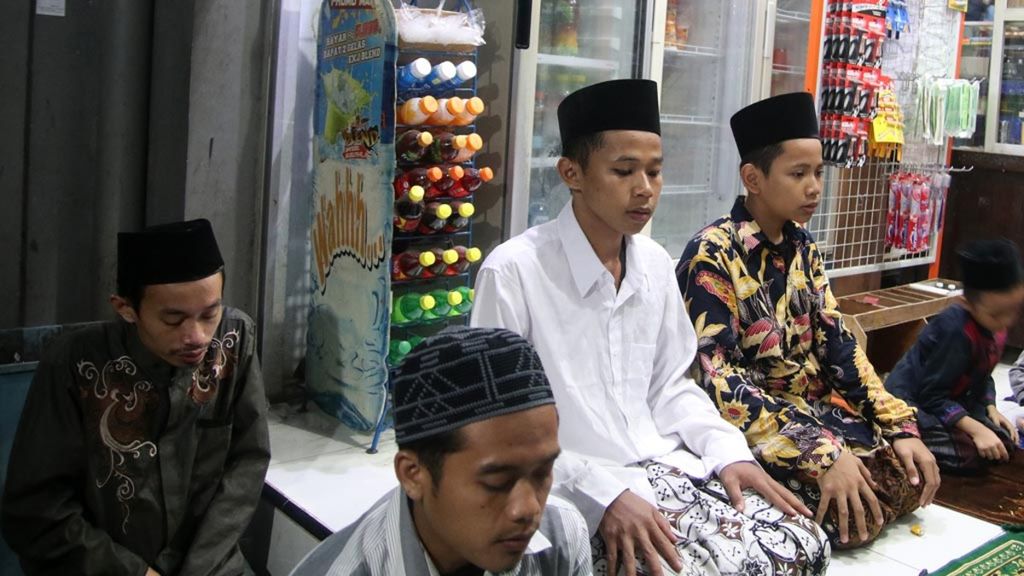 Sejumlah santri melakukan shalat tarawih pertama di dalam warung di kawasan Pondok Pesantren Lirboyo, Kota Kediri, Jawa Timur, Minggu (5/5/2019) malam.