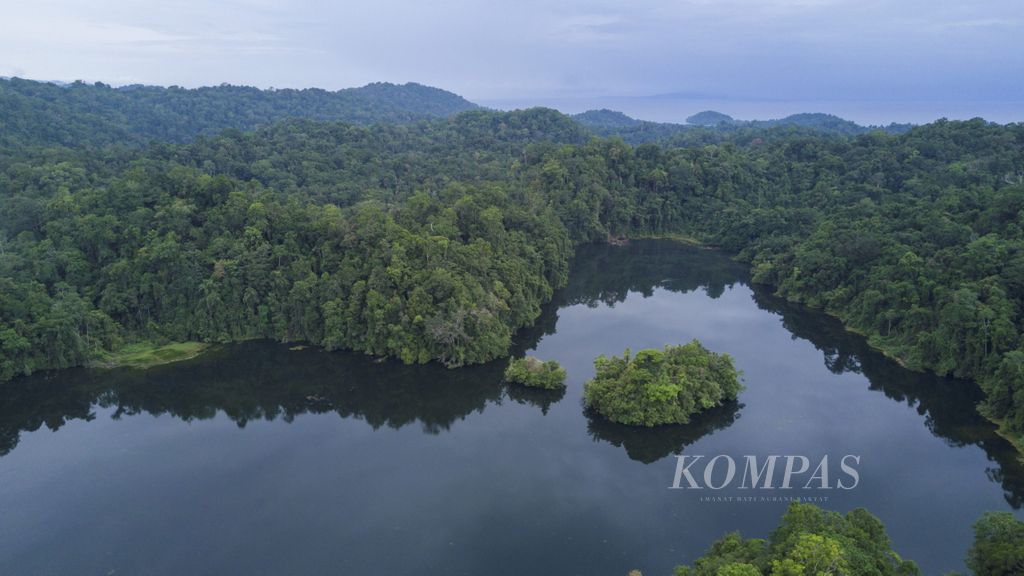 Danau Waserey di kawasan Kampung Sombokoro, Distrik Windesi, Kabupaten Teluk Wondama, Papua Barat, Sabtu (12/8/2017).