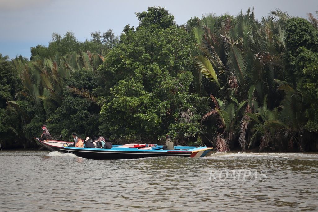 Perahu ketinting melaju kencang di Sungai Mahakam, Kalimantan Timur, Senin (4/7/2022).