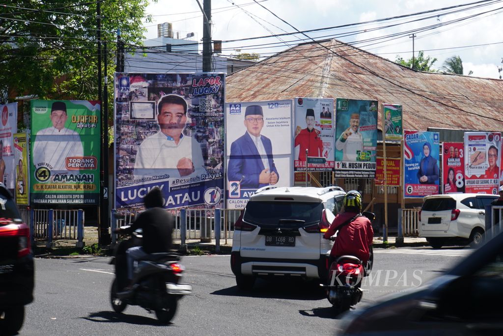 Baliho kampanye sejumlah calon anggota legislatif terlihat di Jalan Walanda Maramis, Manado, Sulawesi Utara, Kamis (7/12/2023). 