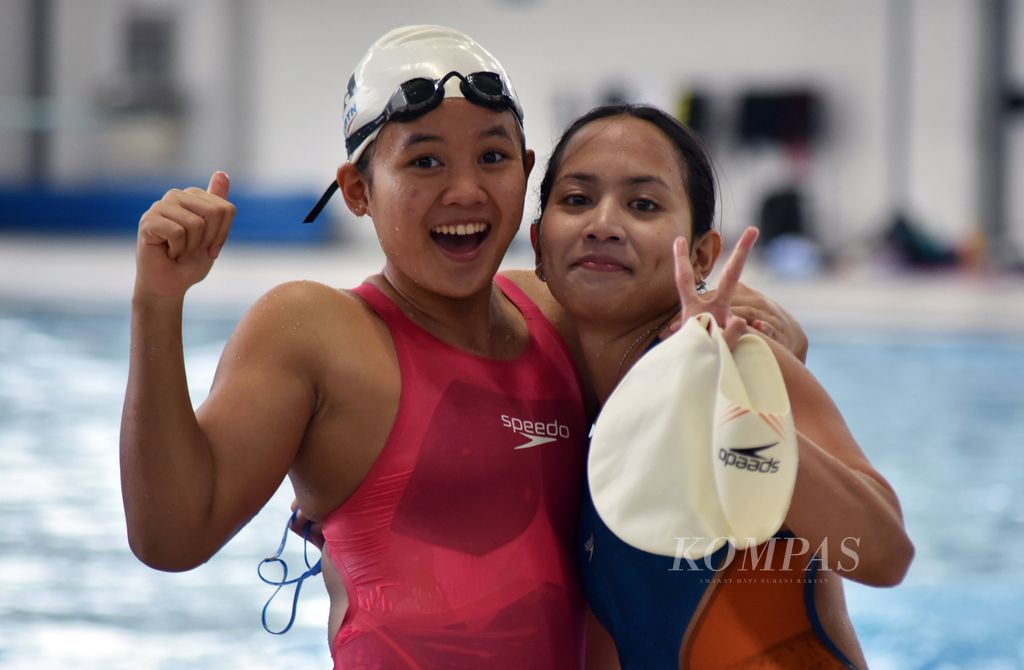 Perenang putri Indonesia Angel Gabriella Yus (kanan) merayakan kemenangannya dalam final 50 meter gaya bebas putri dalam hari terakhir Seleksi Nasional Renang untuk SEA Games Kamboja 2023 di Arena Akuatik Senayan, Jakarta, Jumat (24/2/2023). Angel finis pertama dengan waktu 26,96 detik. 